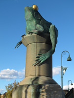 Frog sculpture on the Thread City Crossing
